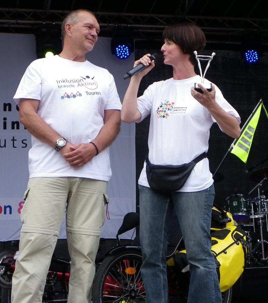 Übergabe der Skulptur an Alexandra Cremer
