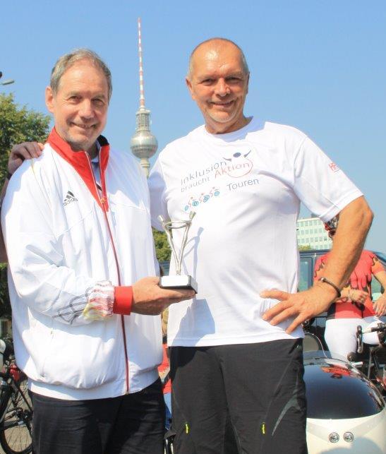 Übergabe der Skulptur an Dr. Karl Quade