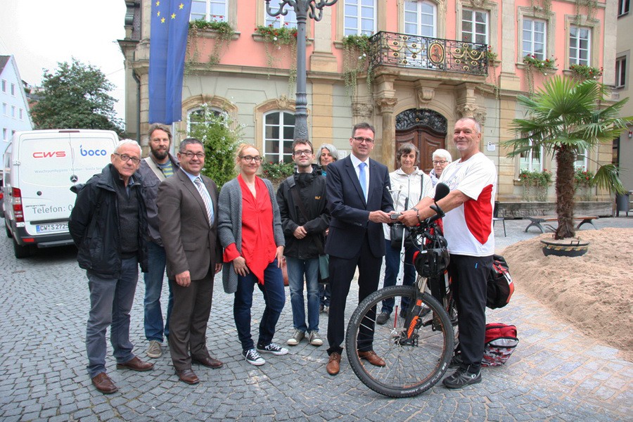 Karl Grandt mit Bürgermeister Dr. Joachim und den Mitgliedern des Inklusionsbeirates