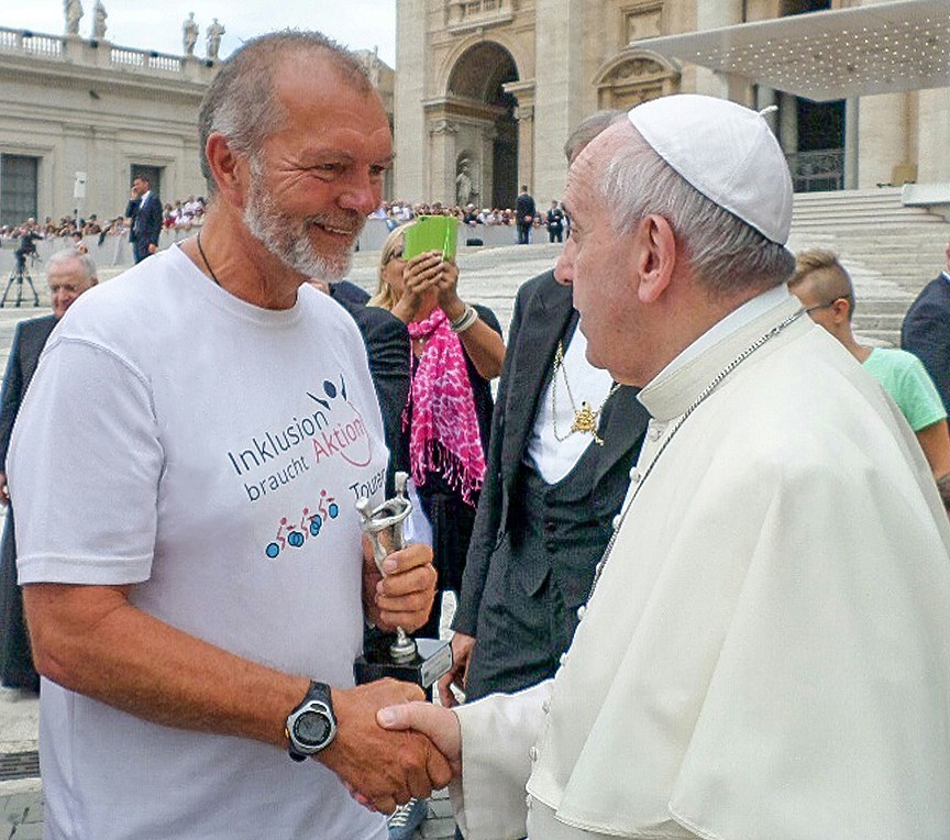 Projektkoordinator Karl Grandt bei der Sonderaudienz und Segnung durch Papst Franziskus I (2015)