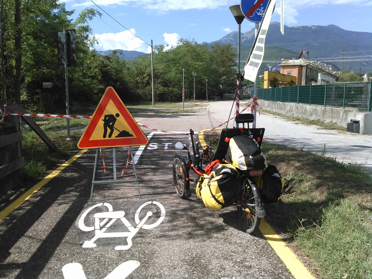 Wieder Ein  Ueberraschendes  Ende Eines Radweges
