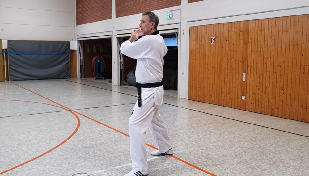 Gleichzeitiger Block mit Handkantenschlag im Taekwondo - Jebipum Sonnal Mokchigi